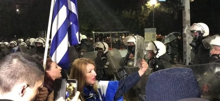 Αναρχικοί προσπάθησαν να δολοφονήσουν Έλληνα πατριώτη και δάσκαλο κατηχητικού επειδή κρατούσε την ελληνική σημαία (εικόνα)